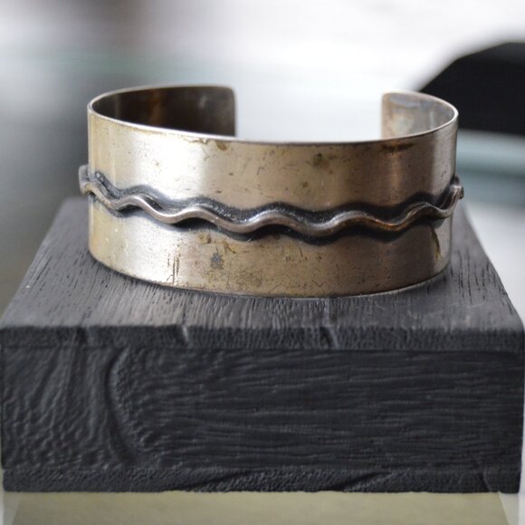 Vintage sterling silver cuff bracelet with wave design, by Otto Robert Wade - Picture 2 of 7